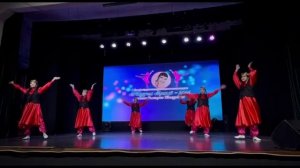 Танцует горный