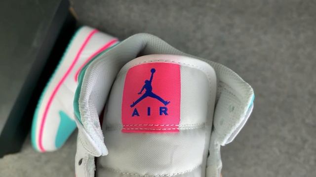 JORDAN 1 MID WHITE PINK GREEN SOAR 555112 102 смотреть онлайн