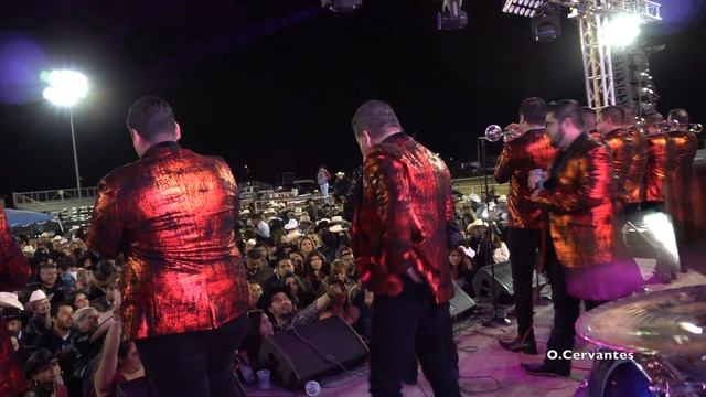 El Coyote Y Su Banda Tierra Santa “Y Por Esa Calle Vive Y Reproches Al Viento” (En Vivo) смотреть онлайн