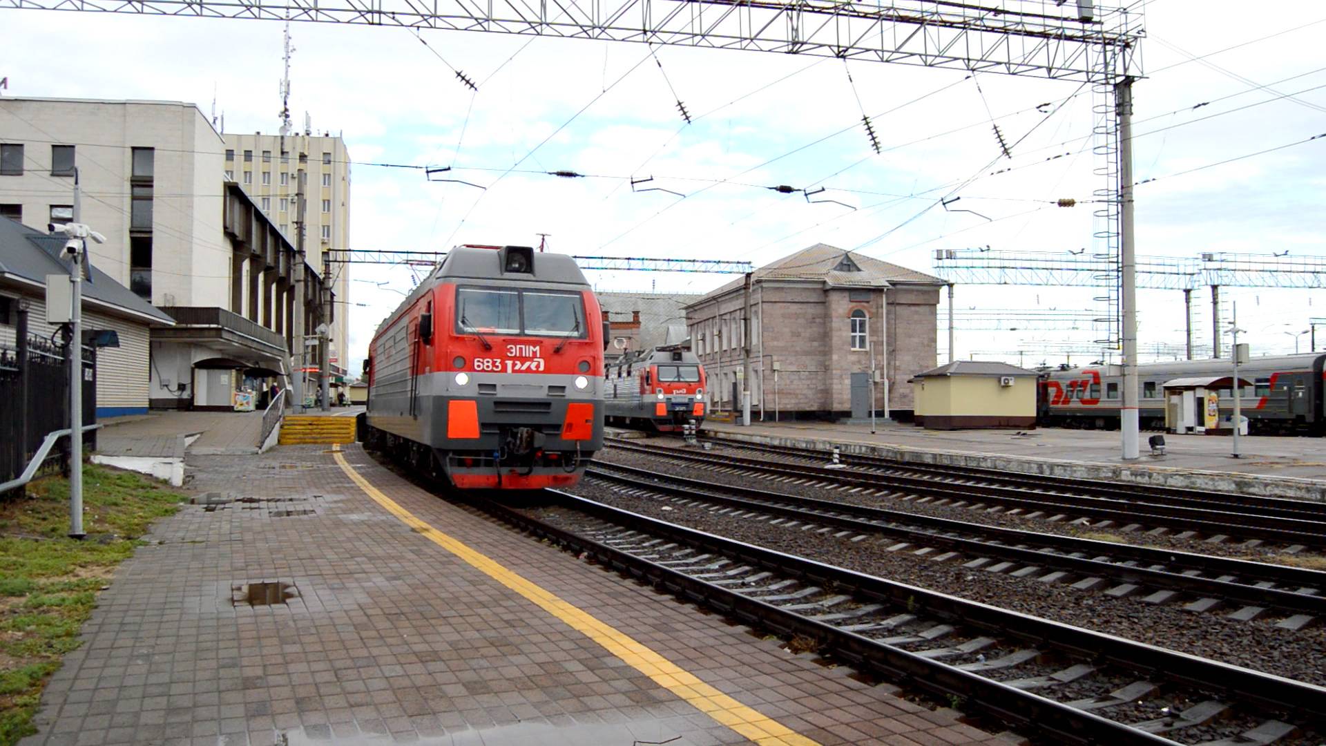 Электровозы ЭП1М-683 и ЭП1М-769 на станции Лиски