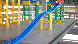 Парк паровозиков Томаса!  ☆ Большая гора и  «Колышущийся мост»