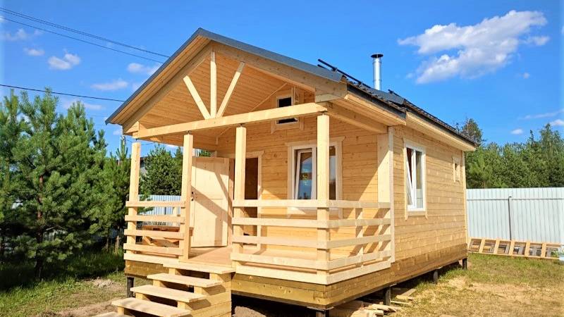 Востёр топор, да и сук зубаст! Компактная баня с террасой по проекту Б-51 в Орехово-Зуевском р-не смотреть онлайн