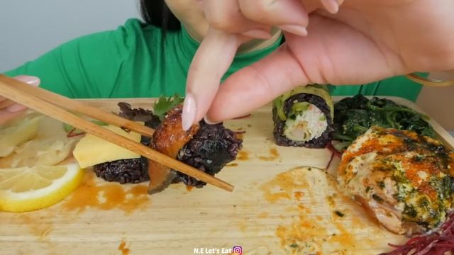 BLACK Rice SUSHI ASMR *Assorted Nigiri, Salmon Shooter and Caterpillar Roll No Talking Eating Sound смотреть онлайн