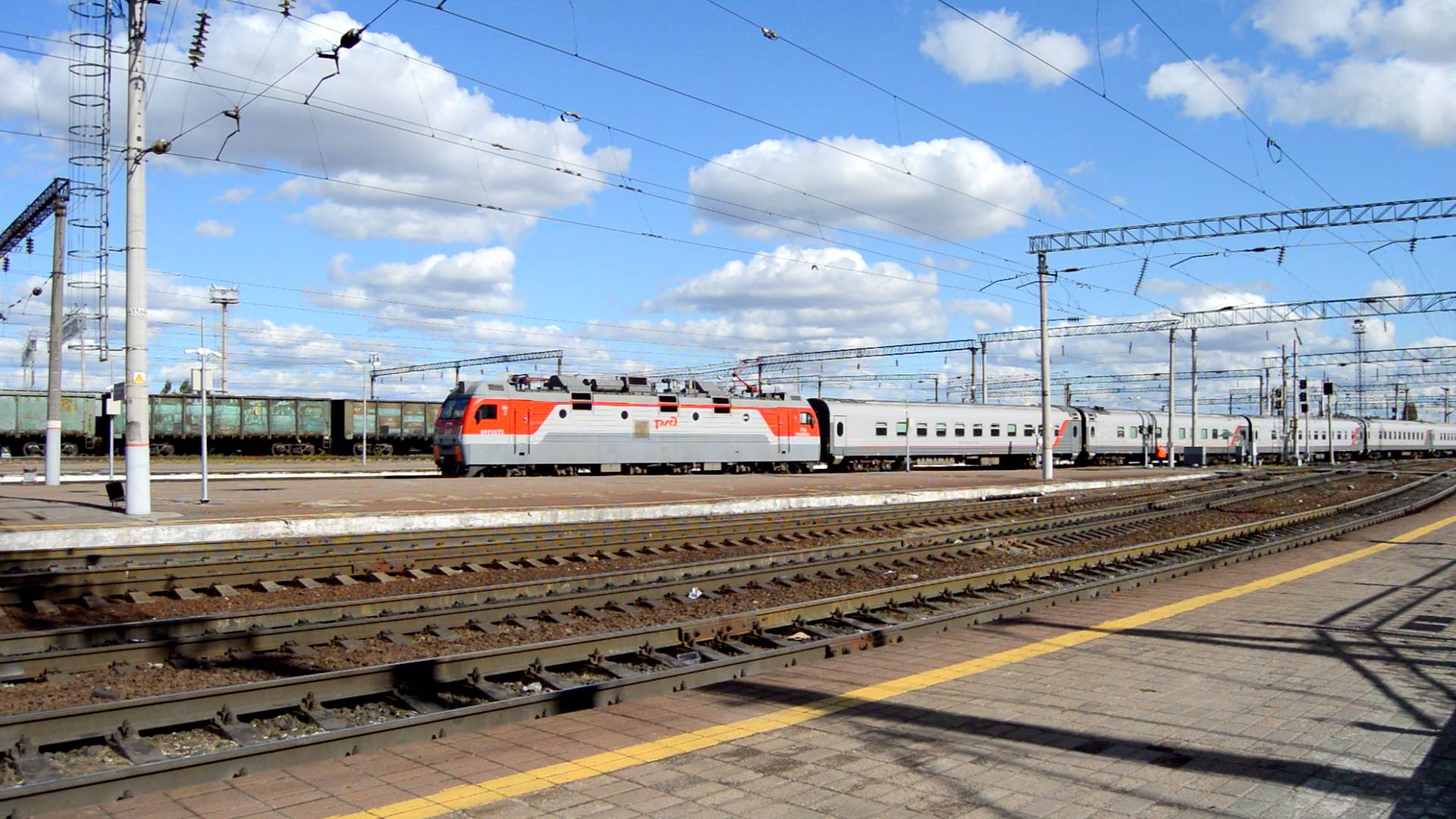 ЭП1М-736 с поездом 008 Севастополь - СПб прибывает на станцию Лиски