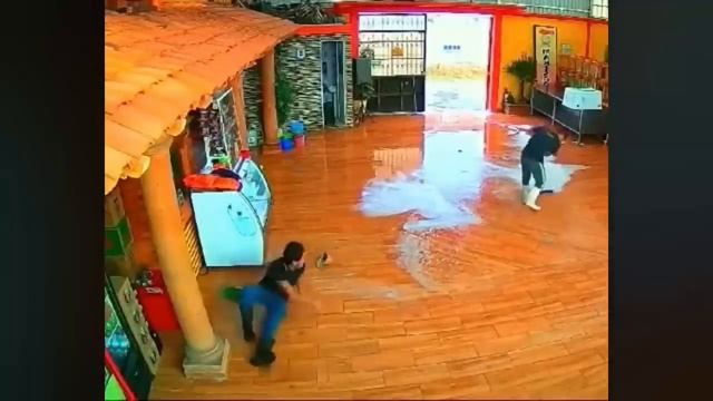 ПОСТАРАЙТЕСЬ НЕ СМЕЯТЬСЯ 🤣🤣 Подборка лучших смешных видео — неудачи и веселые моменты 😂 смотреть онлайн
