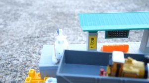 Железная дорога для детей! Томас паровозик на озере.