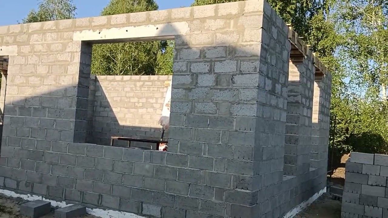 Тяжёлая работа кровельщика. Сколько стоит  кровля? Сколько стоит сделать квадратный метр кровли?