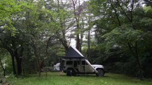 Лес, под дождем, одиночный расслабляющий кемпинг, палатка на крыше авто