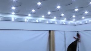 Равномерный засвет натяжного потолка светодиодными модулями серии XL с широчайшей линзой.