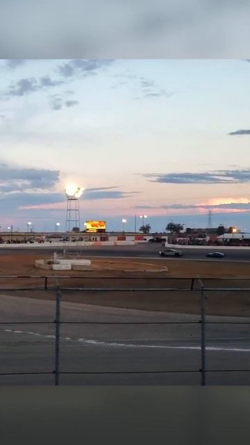 Cybertruck VS 30 éves autó #autó #elektromosauto #villanyauto #tesla #cybertruck #race #verseny смотреть онлайн