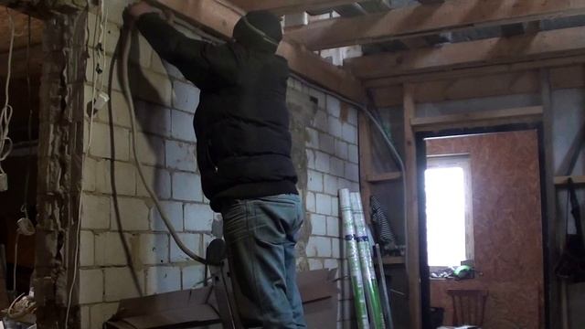 Отделка дома - бани продолжается// Брат утепляет на втором этаже я монтирую электрику смотреть онлайн