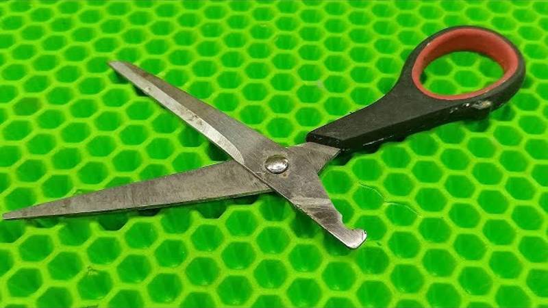 Гениальная идея из сломанных ножниц. Этот мастер просто гений! смотреть онлайн