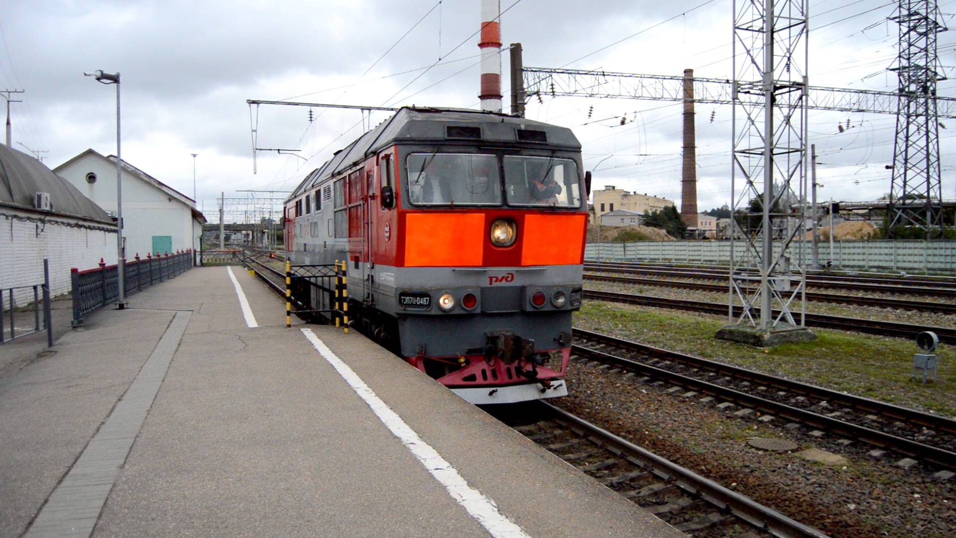 Прицепка тепловоза ТЭП70-0487 к поезду 359 Калининград - Адлер на станции Смоленск