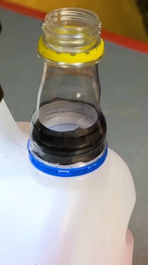 Прекрасная идея — использовать кусок велосипедной камеры и бутылку!