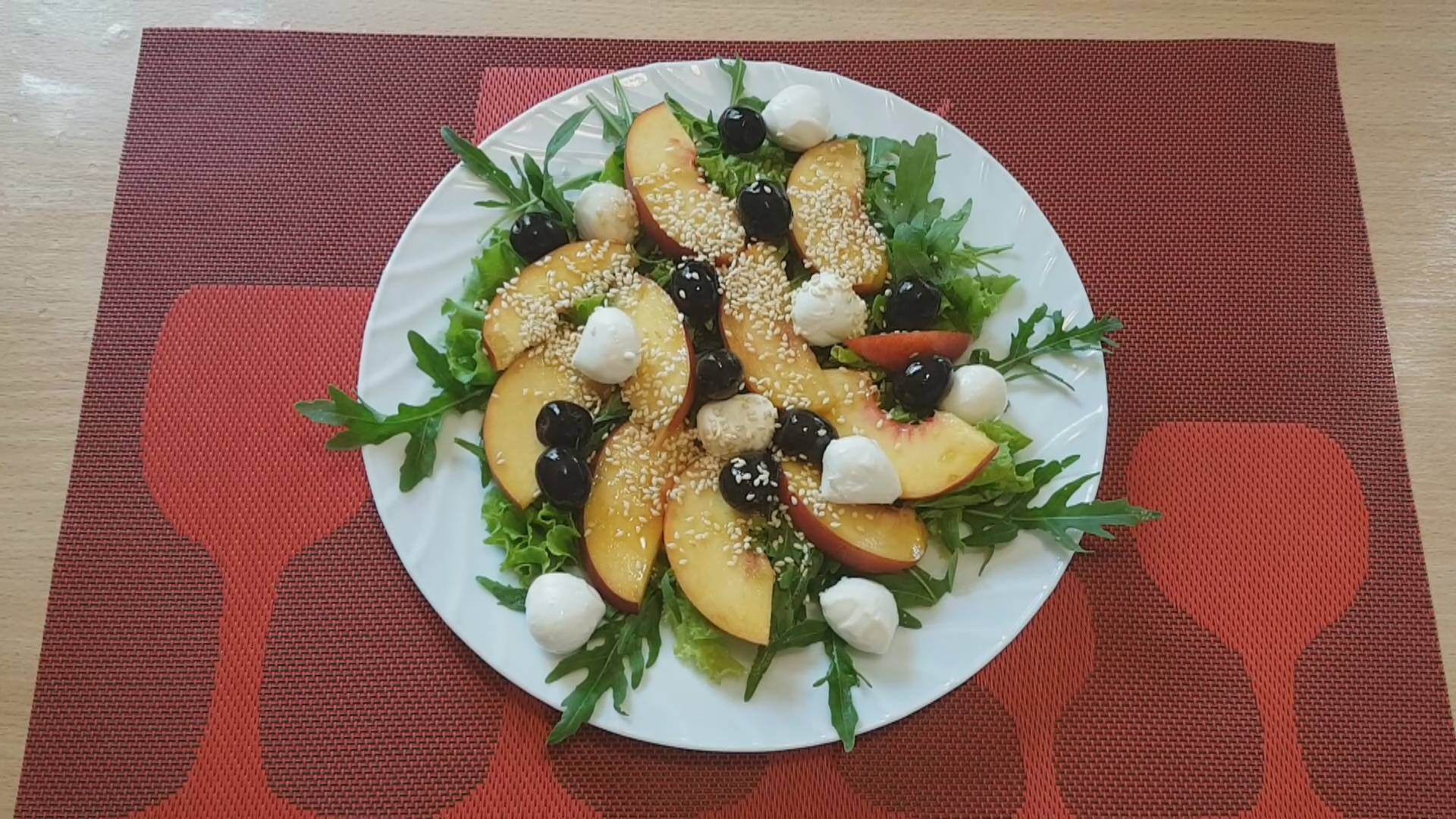 Рецепт интересного салата с персиком и сыром моцарелла смотреть онлайн