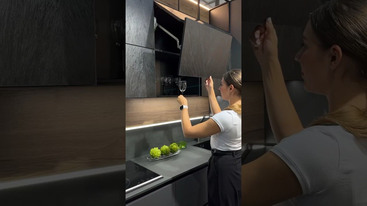 Роскошная черная кухня.. #дизайнкухни #дизайнинтерьера #shortsvideo #shortsyoutube #интерьеркухни смотреть онлайн