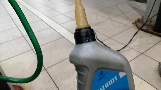 доливаем масло в лубрикатор смотреть онлайн