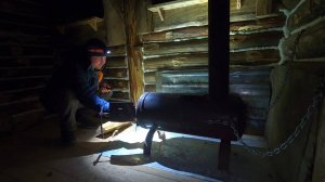 ПРИВЕЗЛИ ПЕЧЬ НА ЗАБРОШЕННУЮ ИЗБУ . УСТАНОВИЛИ ПЕЧЬ РАКЕТУ !!! ПЕРВАЯ НОЧЬ В ЛЕСНОЙ ИЗБЕ !!!