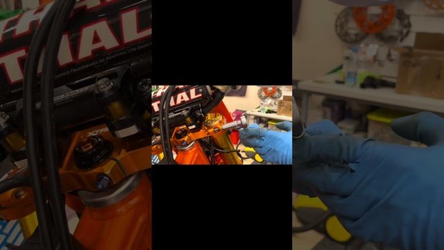 Образцовая установка пары перьев вилки кроссового и эндуро мотоцикла #ktm300 #wp #ohlins #Voldemar смотреть онлайн