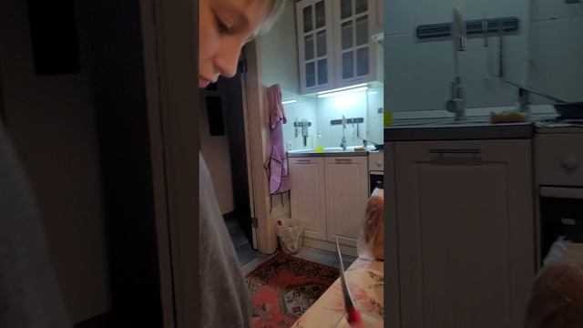 Кирилл жарит сосиски смотреть онлайн