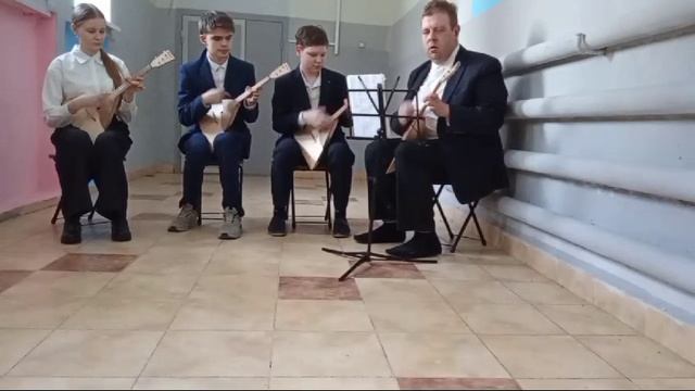 Ансамбль балалаек "Обертон" (старшая группа) - Катюша (М.В. Блантер) смотреть онлайн