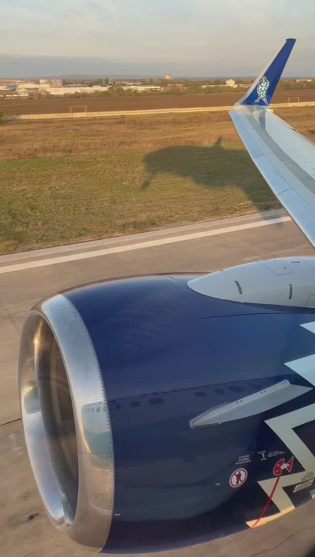 Красивый взлёт на хоккейном самолете NordStar Airlines смотреть онлайн