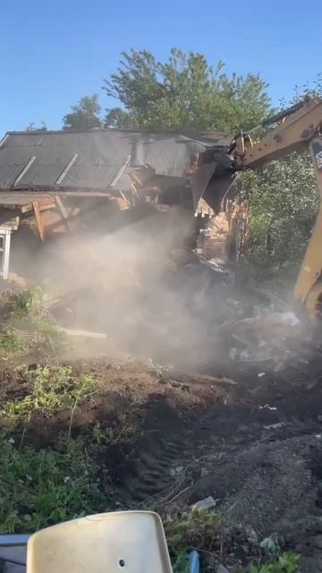 Снос дома. Выравнивают территорию перед строительством дома. #дом #стройка #сносдома