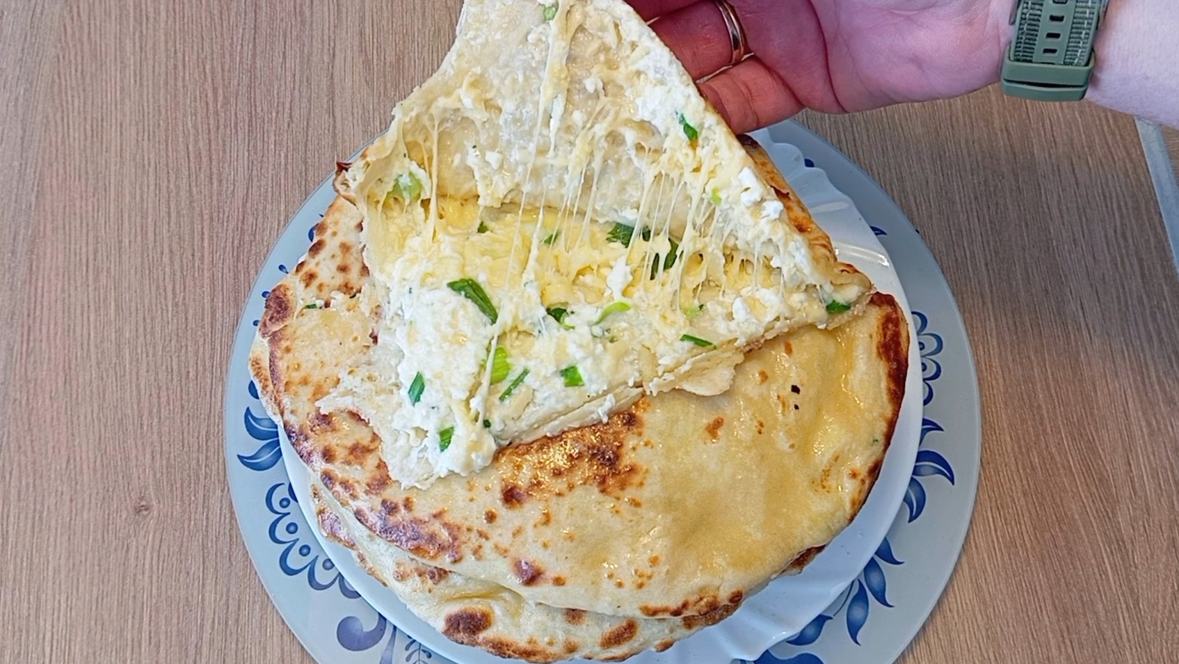 Лепёшка с творогом, сыром и зеленью! Безумно вкусно 😋😋😋 и просто в приготовлении! смотреть онлайн