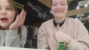 Мукбанк в торговом центре с подружкой. Чем кормят на фудкоре в Иркутске