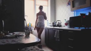 🔞 Fit girl Tina cleaning in the kitchen.