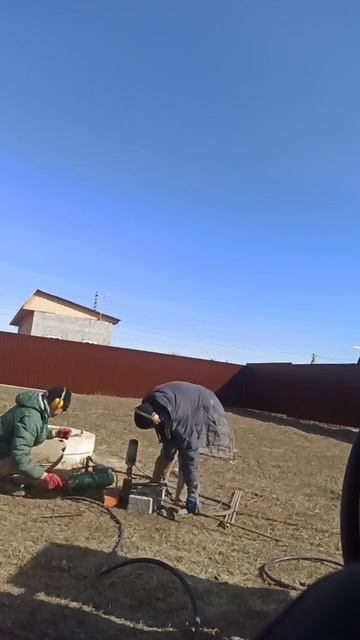 Процесс бурения абиссинской скважины.