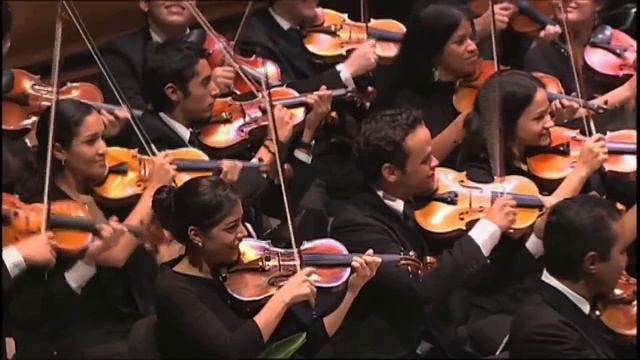 Густаво Дудамель и молодежный оркестр Венесуэлы – Бернстайн Вейстсайдская история - Мамбо смотреть онлайн