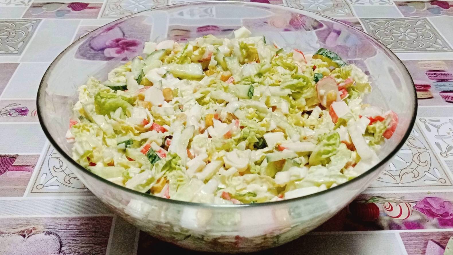 Салат с крабовыми палочками, огурцом, пекинской капустой и кукурузой. Быстрый салат с майонезом смотреть онлайн