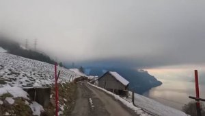 ШВЕЙЦАРИЯ, Проезжающий по самым волшебным заснеженным дорогам Швейцарии