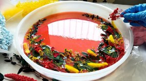 Стол из эпоксидной смолы с цветами. В коралловом цвете.