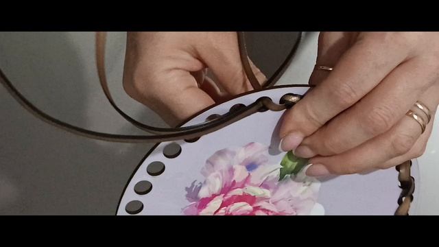 вариант оплетания фанерного донышка ротангом (лентой) смотреть онлайн