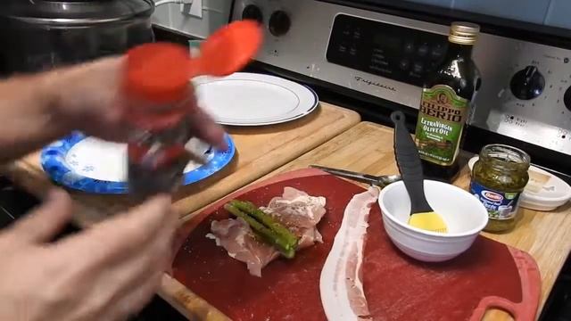 Big Boss Pesto Asparagus Stuffed Chicken ... with BACON! смотреть онлайн