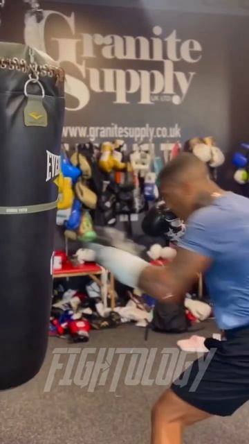 Conor Benn shows off SUPER SPEED on heavy bag #conorbenn #benn #boxing смотреть онлайн