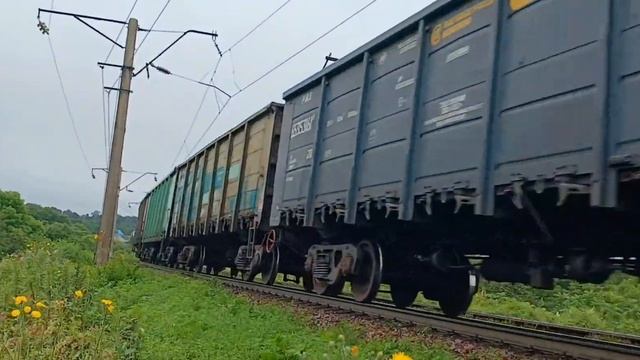 Электровозы 4ЭС5К-062 и 4ЭС5К-051 "Ермак" с грузовыми поездами в летний дождь на Транссибе. смотреть онлайн