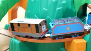 Томас паровоз! ☆ Железная дорога - Станция Гарольда и Тревора