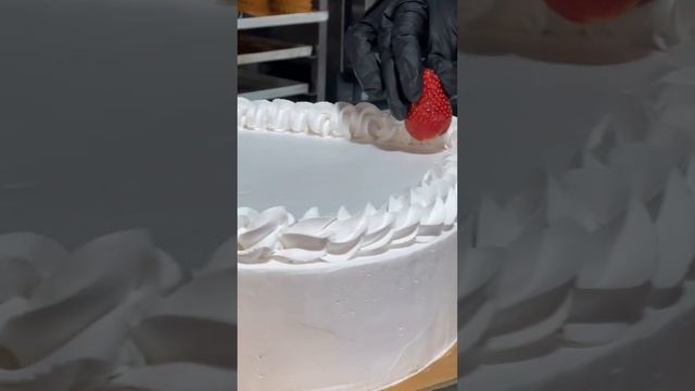 Торт на заказ в виде сердца с ягодами, 14 февраля