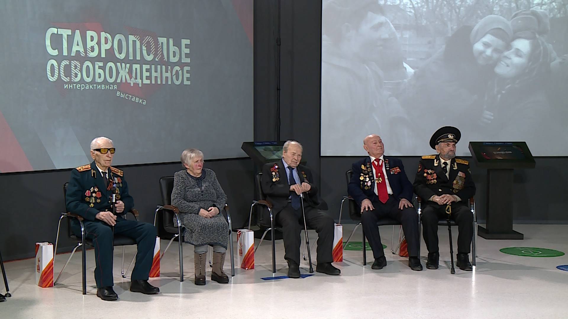 Ветераны получили юбилейные медали к 80-летию Победы смотреть онлайн