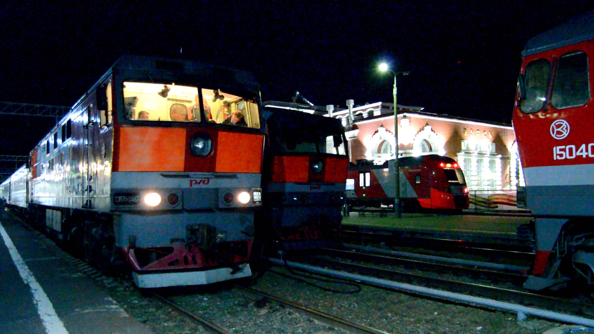 Тепловоз ТЭП70-0487 с поездом 359 Калининград - Адлер на станции Курск