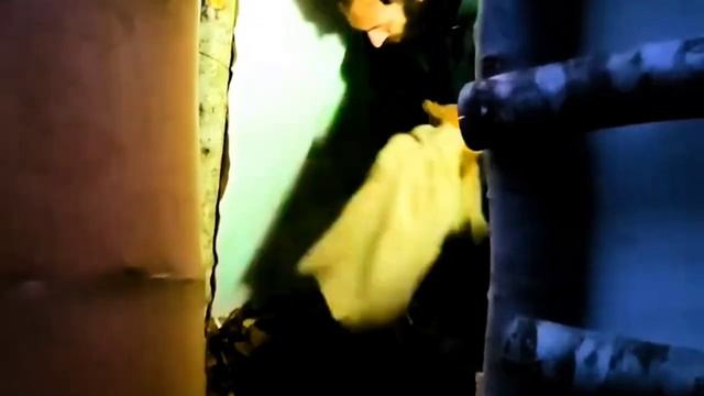 Строительство убежища на природе в морозную погоду смотреть онлайн