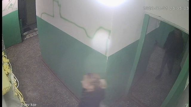 Бросить пакет с мусором в подъезде, это святое... смотреть онлайн