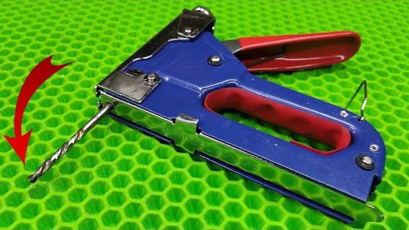 Гениальная идея из степлера, этот мастер просто гений! смотреть онлайн