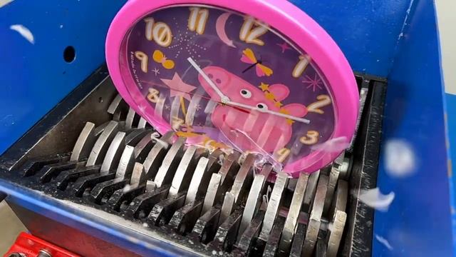 Измельчаем СВИНКУ ПЕППУ настоящим ИЗМЕЛЬЧИТЕЛЕМ! смотреть онлайн