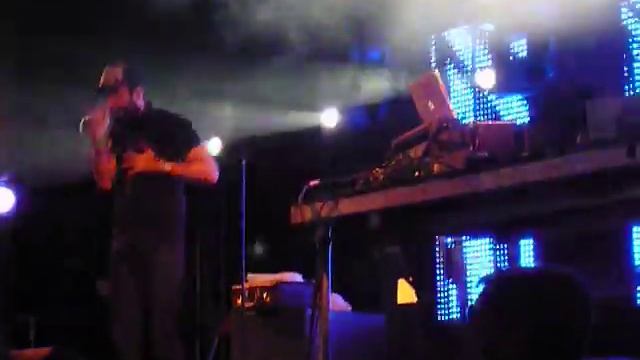 SCROOBIUS PIP VS DAN LE SAC LIVE AT GLASTONBURY 2010 'SICK TONIGHT' смотреть онлайн