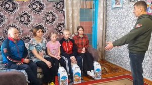 Многодетной семье в Джогино вручили подарки от Общероссийского народного фронта