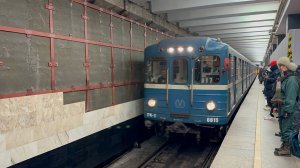 «Гуднул!» Метропоезд Ем-501/Ема-502 (81-501/502) №117 на ст.м.Проспект Ветеранов, февраль 2025 года